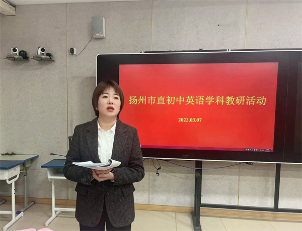 殷琳主任主持评课活动.jpg