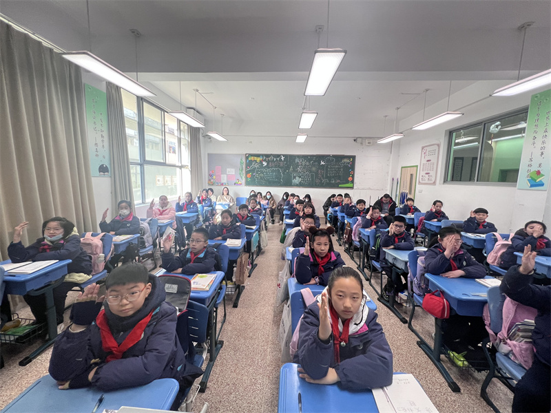 同学们积极举手.jpg