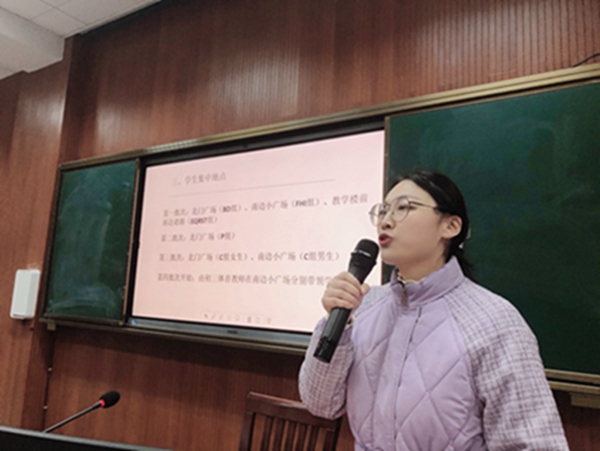 教务处肖嫱主任布置体育模拟工作.JPG