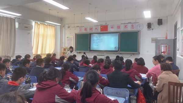 老师带学生读题.JPG