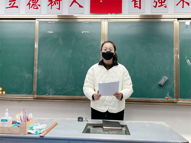 王颖老师进行活动交流.jpg