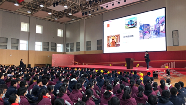 现场同学认真听讲2.JPG