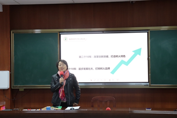 殷校长介绍学校.JPG