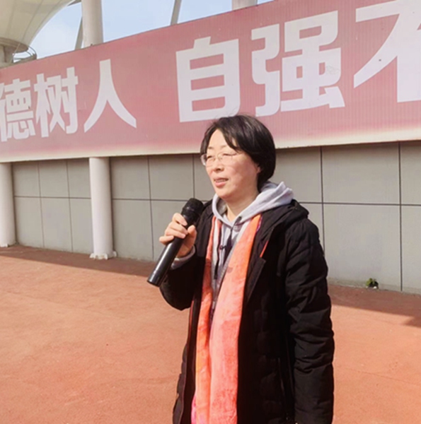 殷翠云校长宣布开幕.jpg