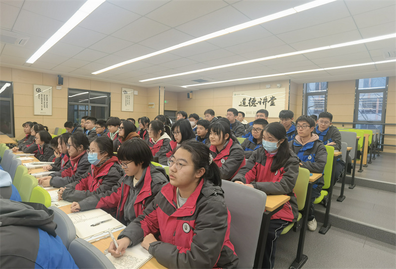 2.同学们认真听讲.jpg