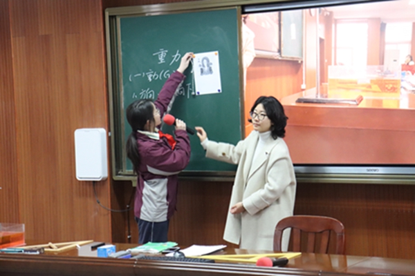 卢文君老师上课.JPG