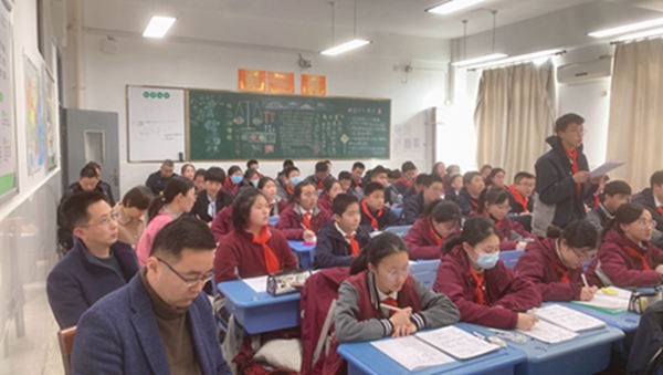 学生积极回答问题.JPG