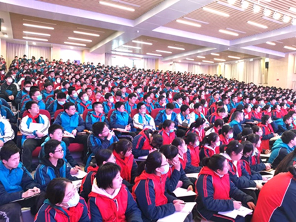 同学们认真听讲并记录.jpg