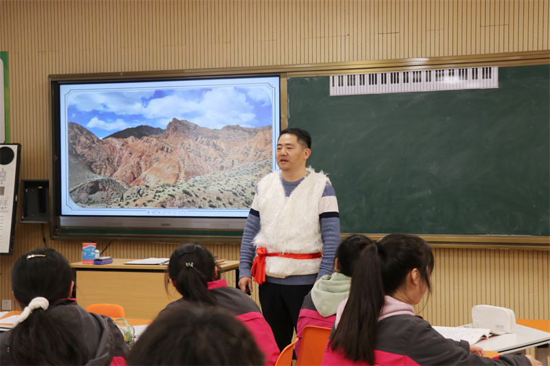 王勇老师上课.jpg