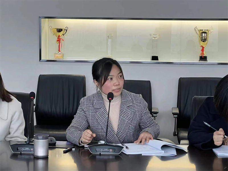 戴凤老师主持会议.jpg