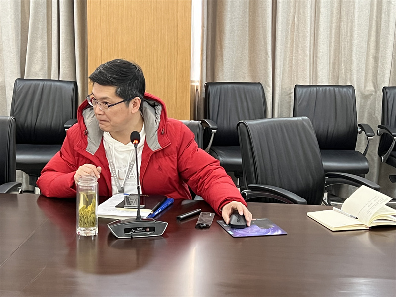 程志华副校长主持会议.jpg