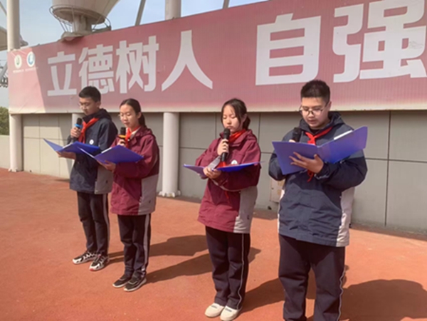朗诵的同学们.jpg