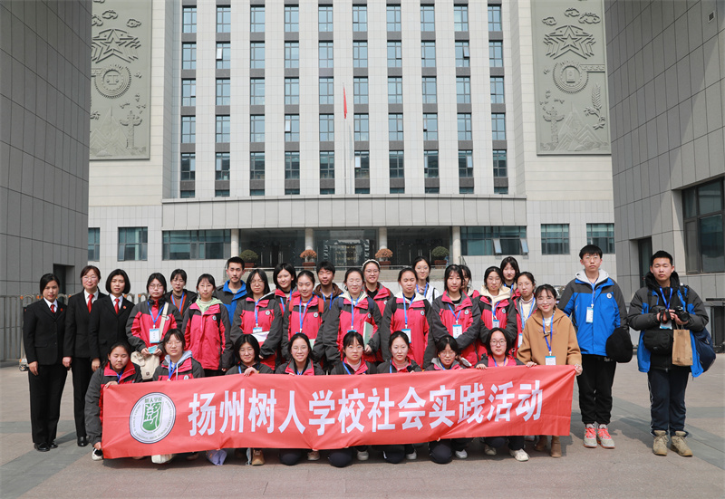 与法官们的合影留念.jpg
