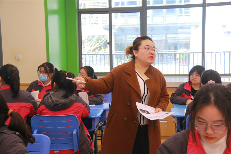 历史学科李静老师上课.jpg