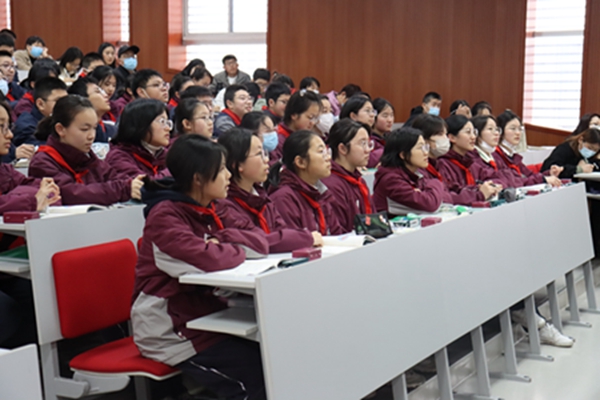 二5班学生上课.JPG