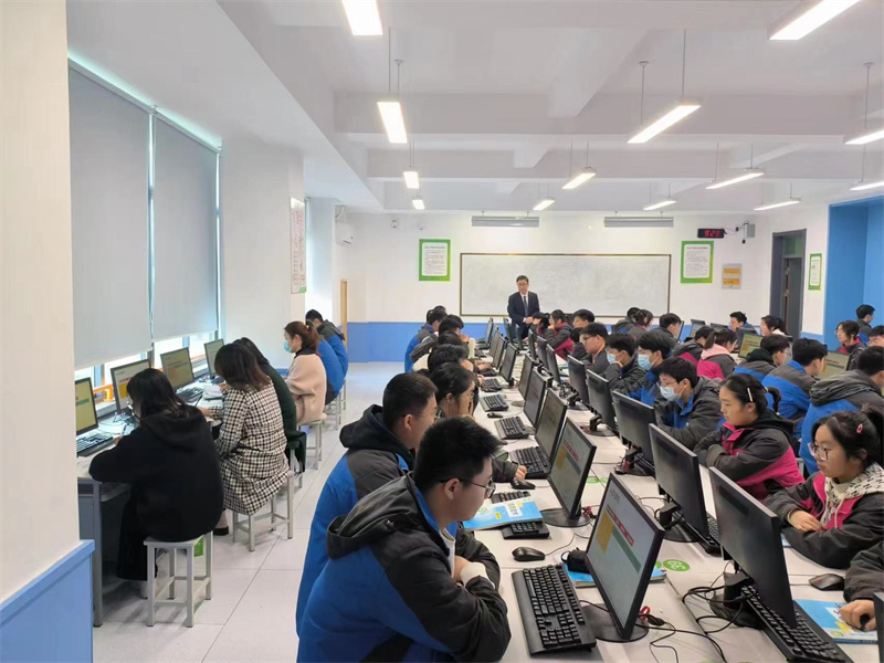 信息技术花建国老师上课2.jpg