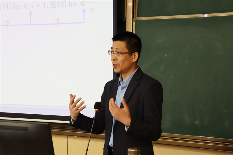 曾荣老师做报告.jpg