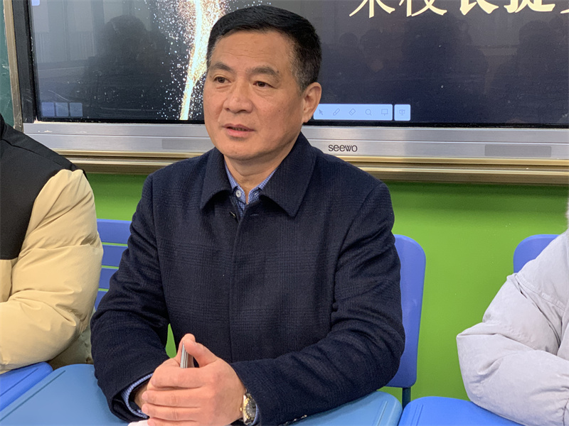 凤栖湖校区校长朱云峰提要求.jpg