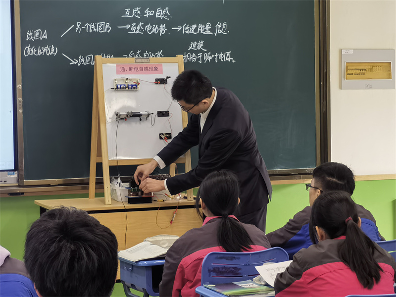 沃诚老师课堂演示实验.jpg