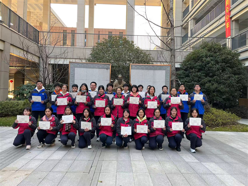 高二年级张晖晗、卞艾媛、张奕程、赵子昂等42名同学荣获全国二等奖；.jpg