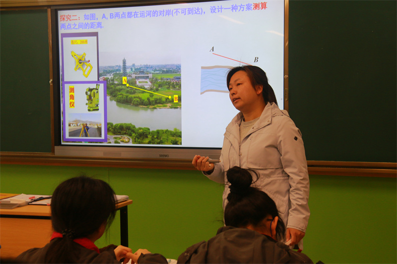 杨丽老师上课.jpg