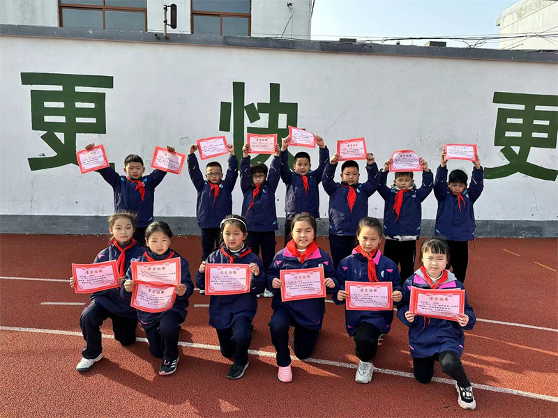 二年级获奖同学合影.jpg
