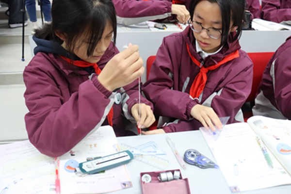 学生课堂实验.JPG
