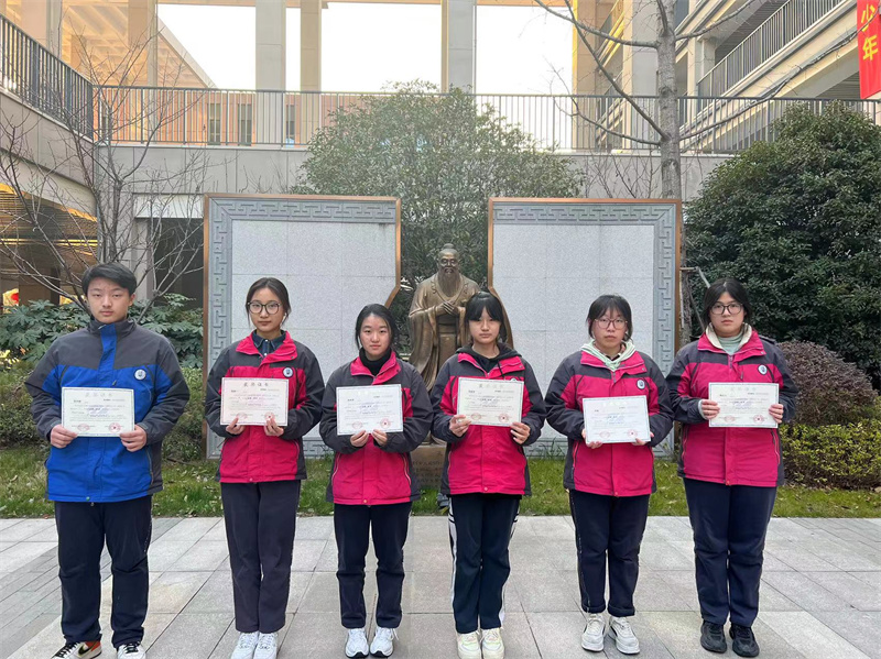 高二年级张晖晗、卞艾媛、张奕程、赵子昂等42名同学荣获全国二等奖.jpg