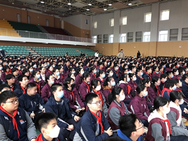 现场同学认真听讲.JPG