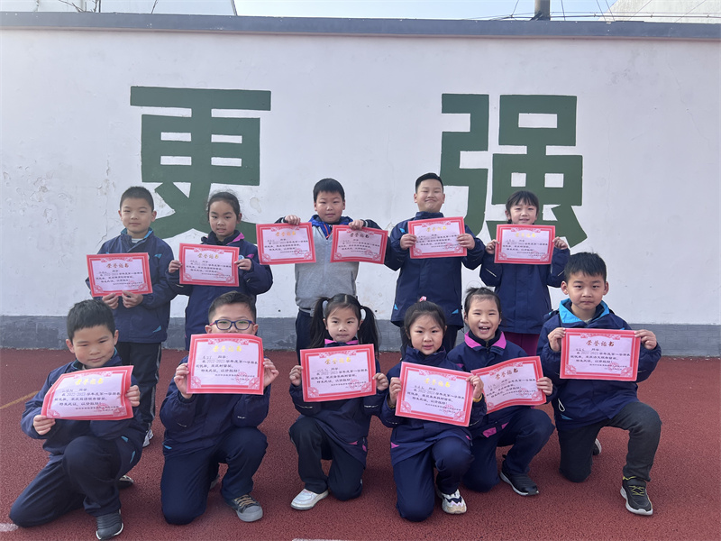 一年级获奖同学合影.jpg