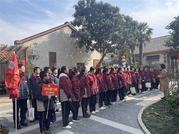 梧桐院负责人讲解.jpg