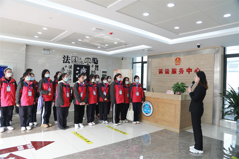 法官为学生讲解立案服务.jpg