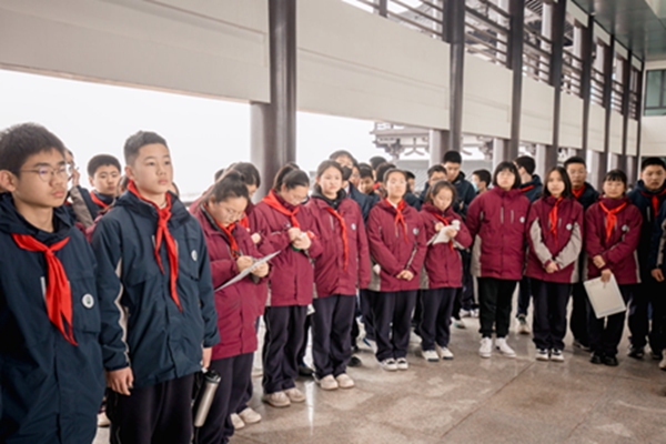 学生听讲.jpg