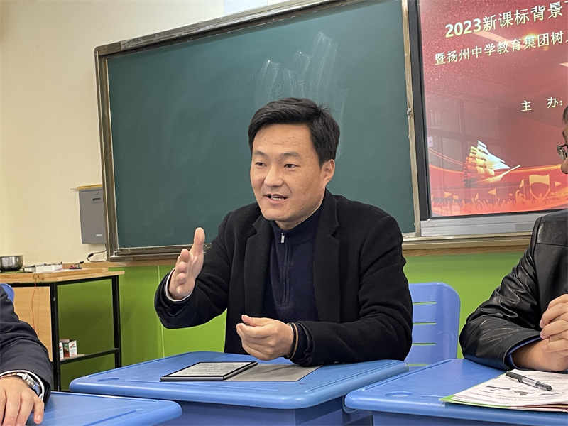 刘昌荣主任评课.jpg