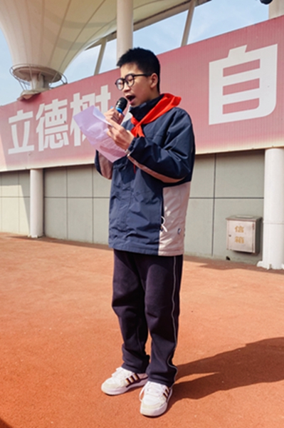 初一（12）刘睿航宣读倡议书.jpg