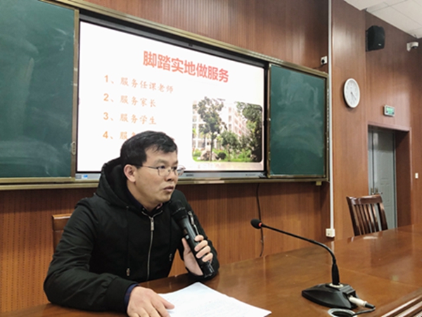优秀班主任代表宋银军分享经验.JPG
