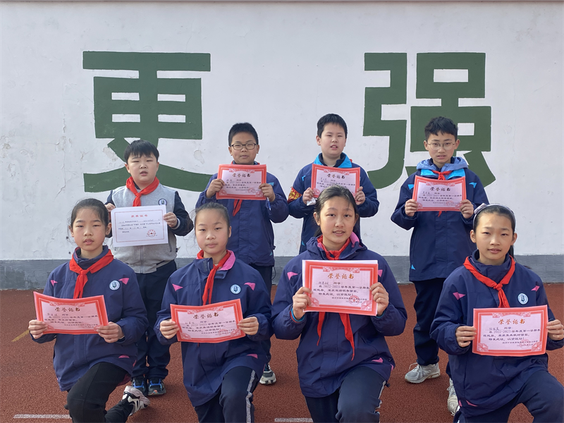 五年级获奖同学合影.png