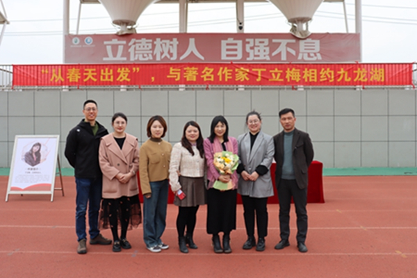 教师与丁老师合影留恋2.JPG