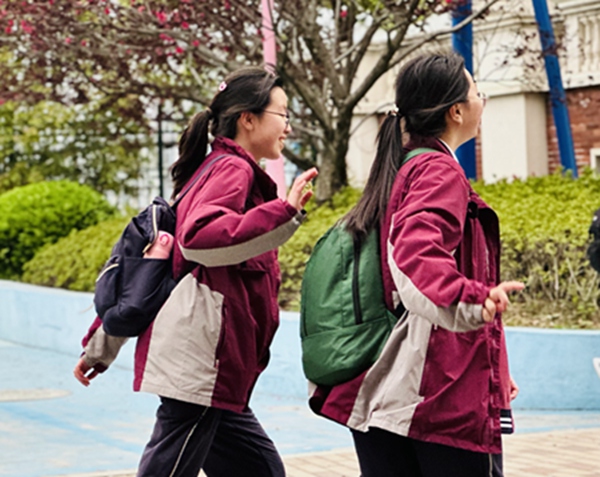 学生特写3面带微笑脚步匆匆.jpg