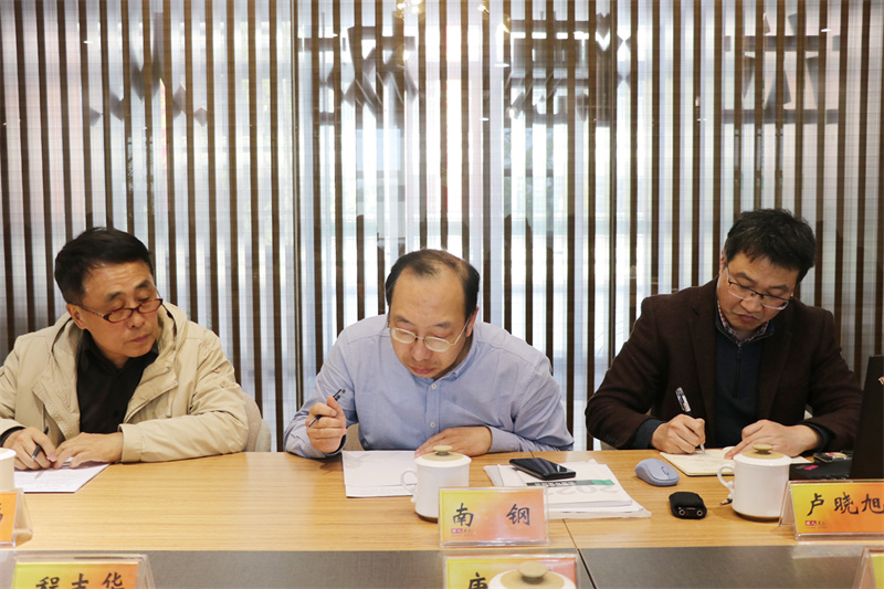专家听取汇报并记录.jpg