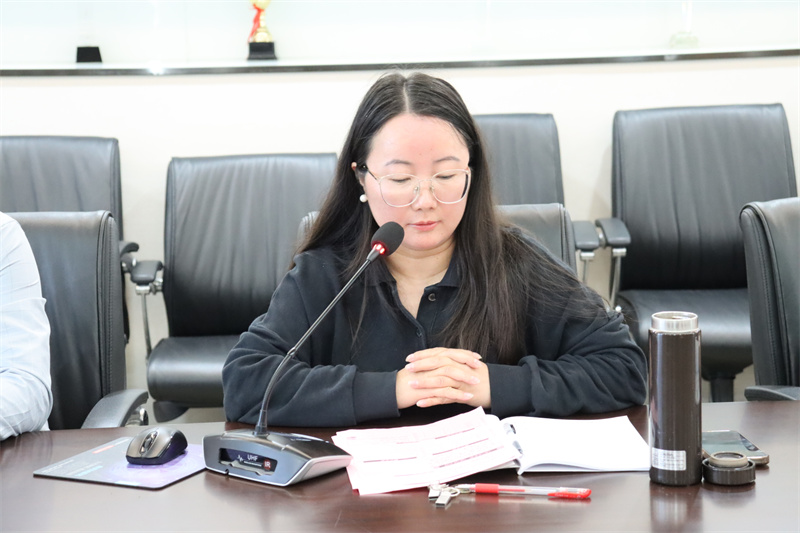 英语备课组高琴老师发言.jpg