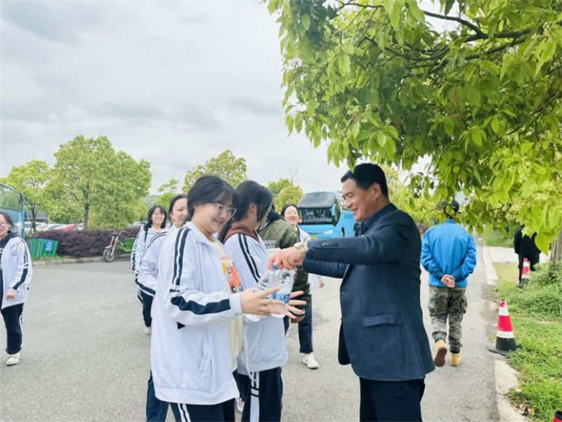 凤栖湖校区校长朱云峰分发饮用水.jpg