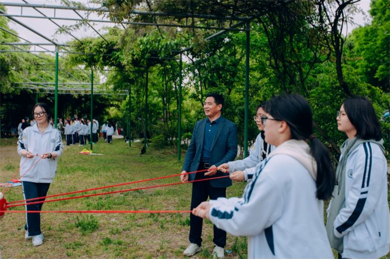 凤栖湖校区校长朱云峰和学生一起参与活动.jpg