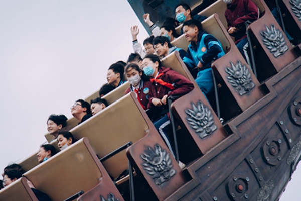 学生特写20体验海盗船.jpg