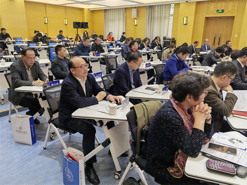 唐炜校长听取专家报告.jpg