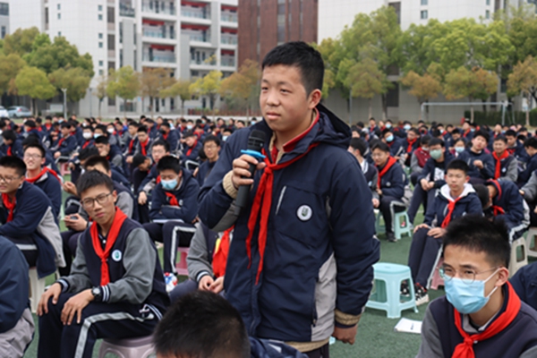 学生踊跃举手2.JPG