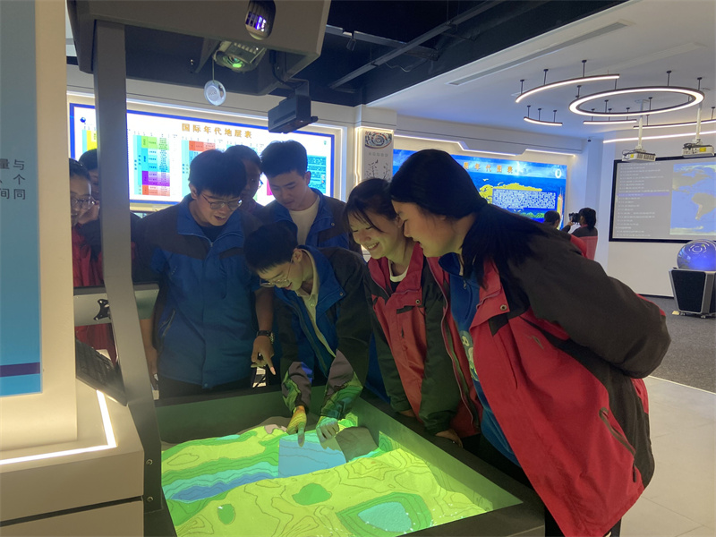 体验AR地理沙盘.jpg