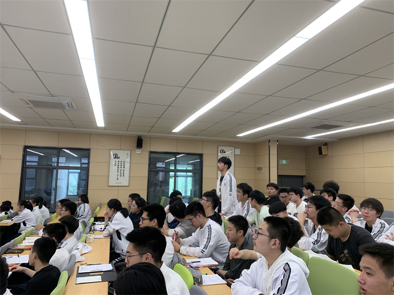 学生互动.jpg