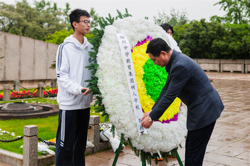 凤栖湖校区校长朱云峰整理挽联.jpg