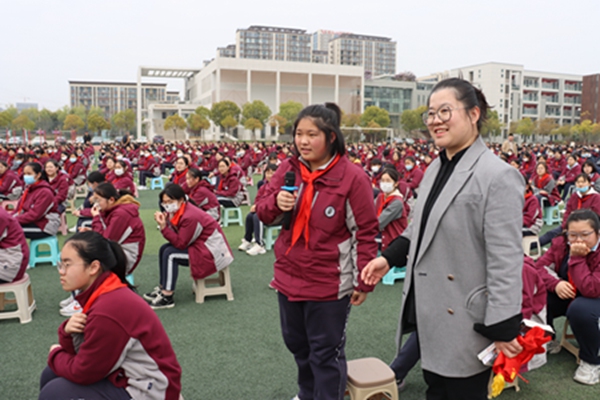 学生踊跃举手提问.JPG